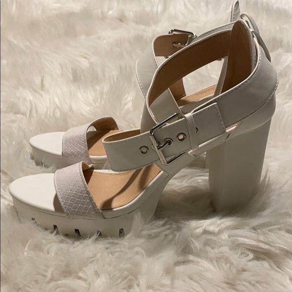 White heels - Picture 2 of 2